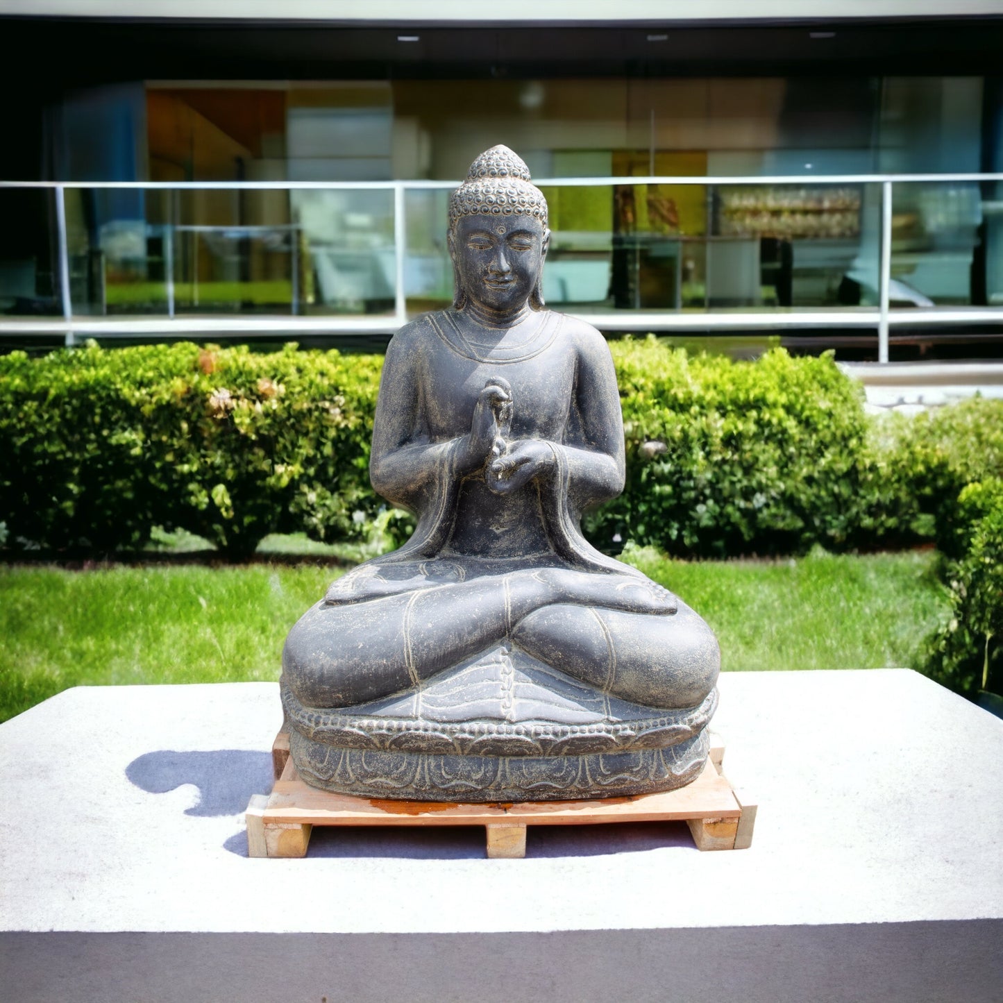 Wetterfeste Buddha Stein Statue, 150cm - Harmonisierende Skulptur für Außenbereich aus Lavasand Steingemisch