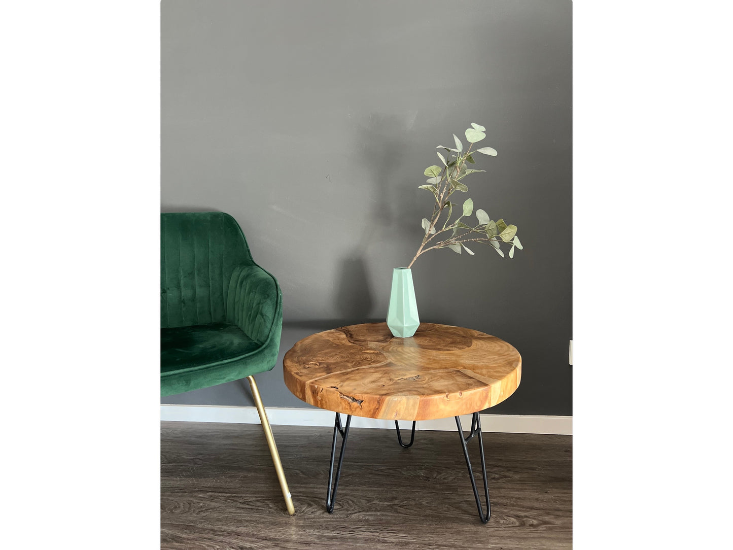 Runder Beistelltisch aus Holz und Metall: Natürlicher Stil trifft auf modernes Design