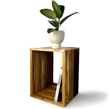 Handgefertigter Teakholz-Beistelltisch - Massivholz Natur-Unikat in Modernem Design - Vielseitige Nutzungsmöglichkeiten – Holzleisten an den Seiten - Würfel