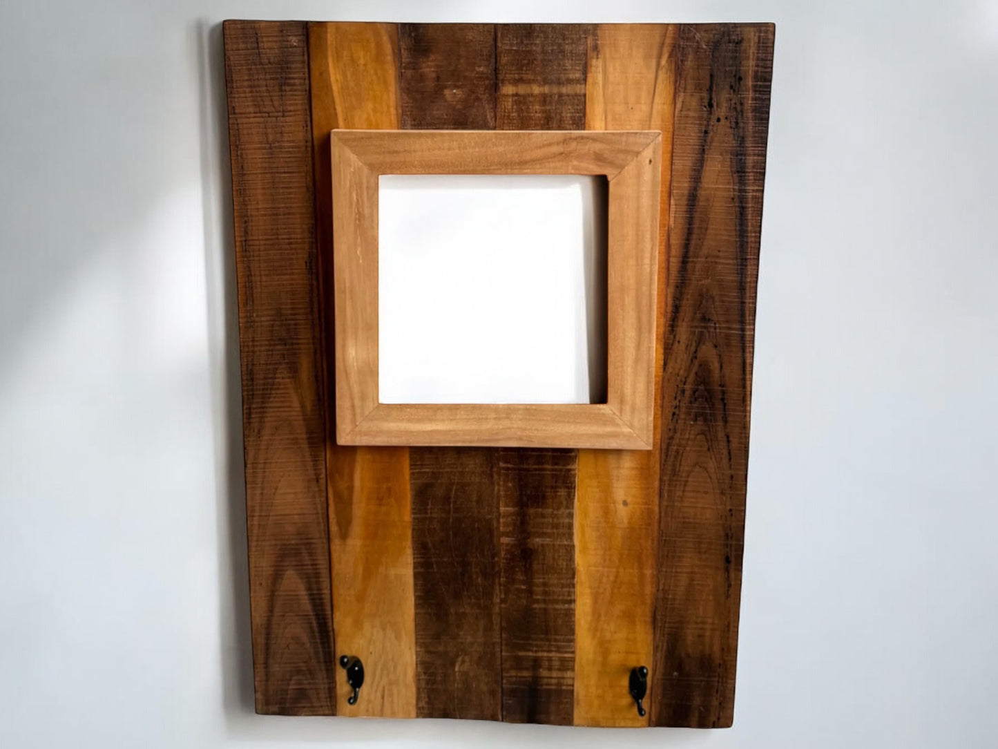 Wandgarderobe mit Spiegel - Integrierter Spiegel mit Zwei Haken – Modern aus Mahagoni und Teakholz – 70x50 cm